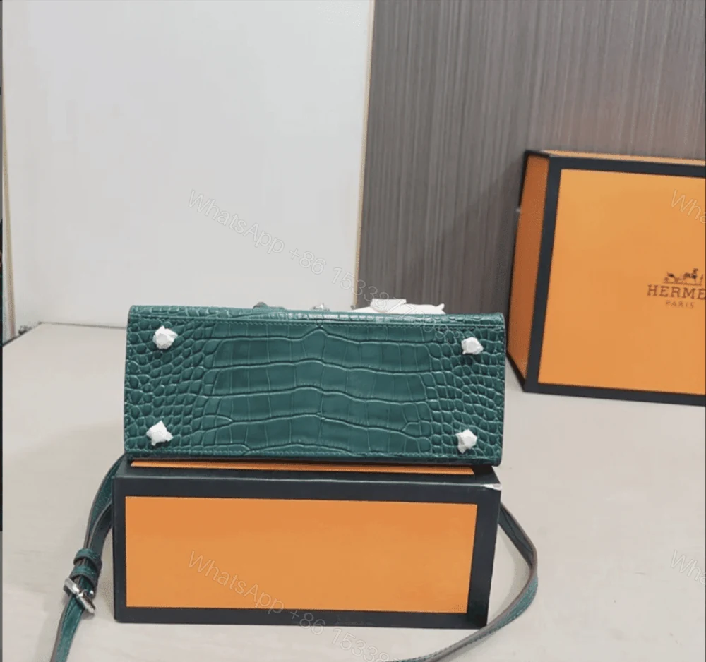 View 2 of Hermès Kelly 25 Alligator Vert Emerald 25Cm