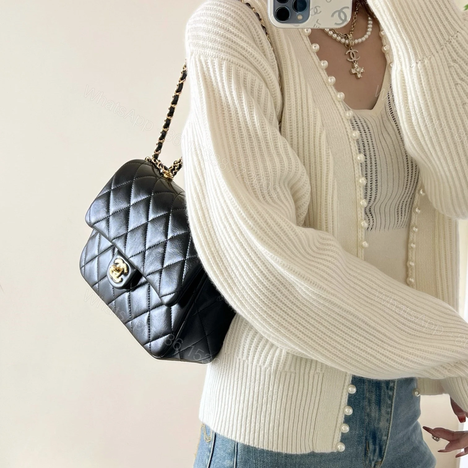 View 20 of 高仿Chanel*24B系列AS4166小羊皮郵差包黑色大號免檢版