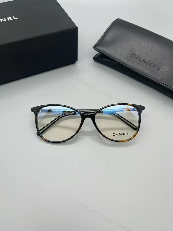 Chic Vision Eyewear: Modern Luxury Round-Rect Frame with AR — view 1