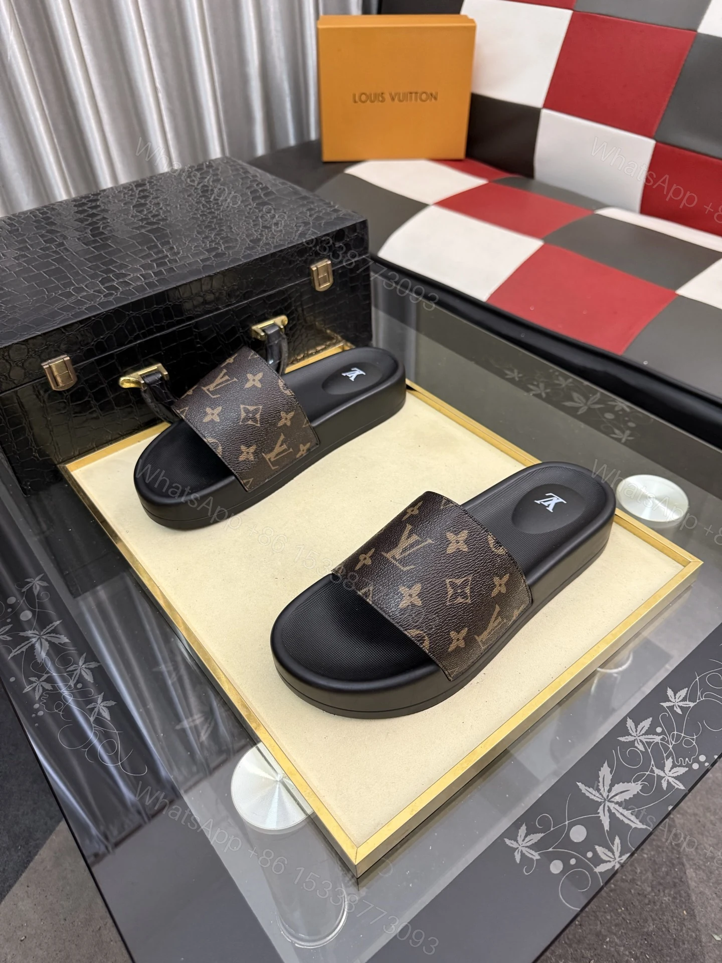 LV A貨拖鞋 男士經典棕色老花設計 百搭舒適防滑一字拖 — view 1