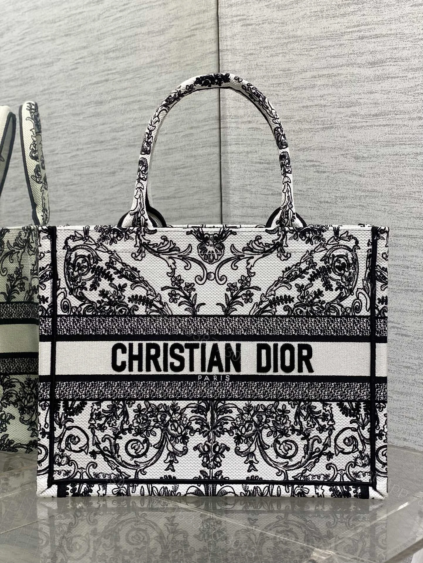 高仿Dior Book Tote 刺繡帆布包 黑白古典圖騰大容量手提款 — view 1