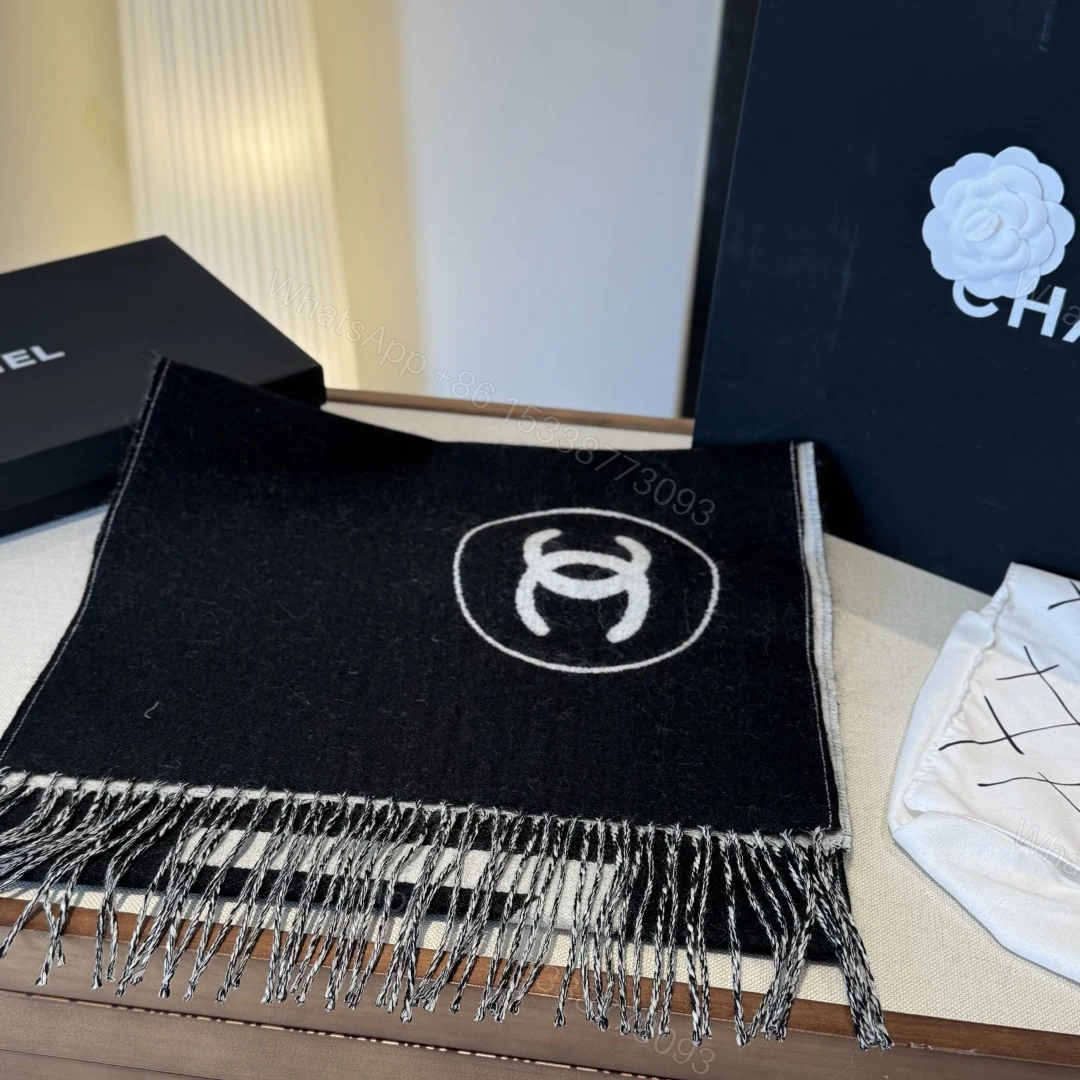 Chanel 高仿雙C刺繡黑白圍巾 冬日經典對比色 百搭不退流行 — view 1