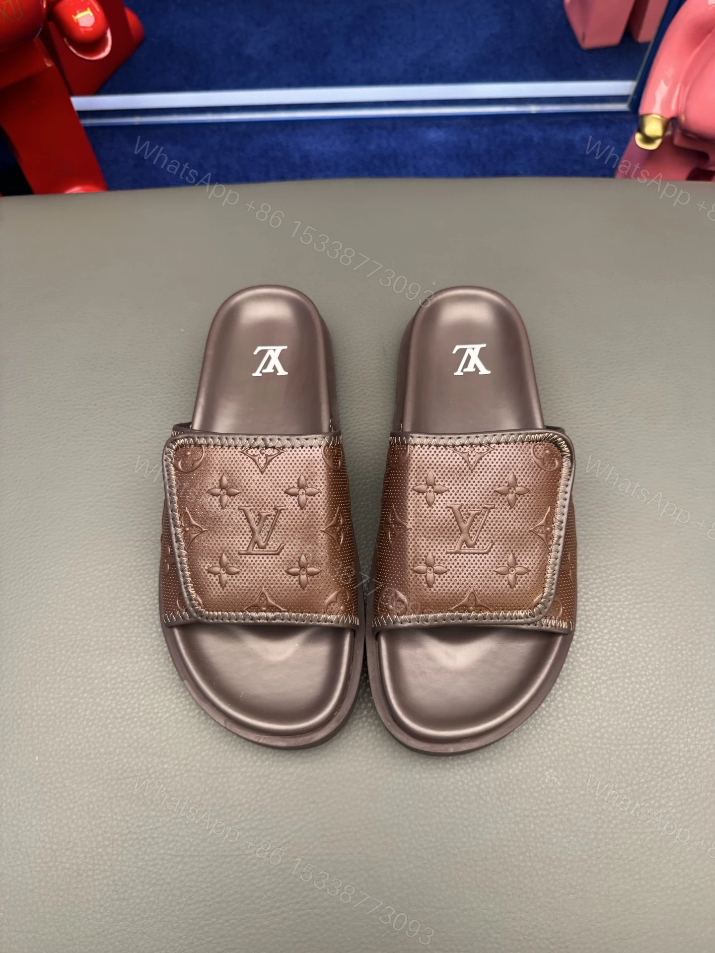 LV 高仿拖鞋 經典Monogram壓紋咖啡棕 時尚簡約休閒款 — view 1