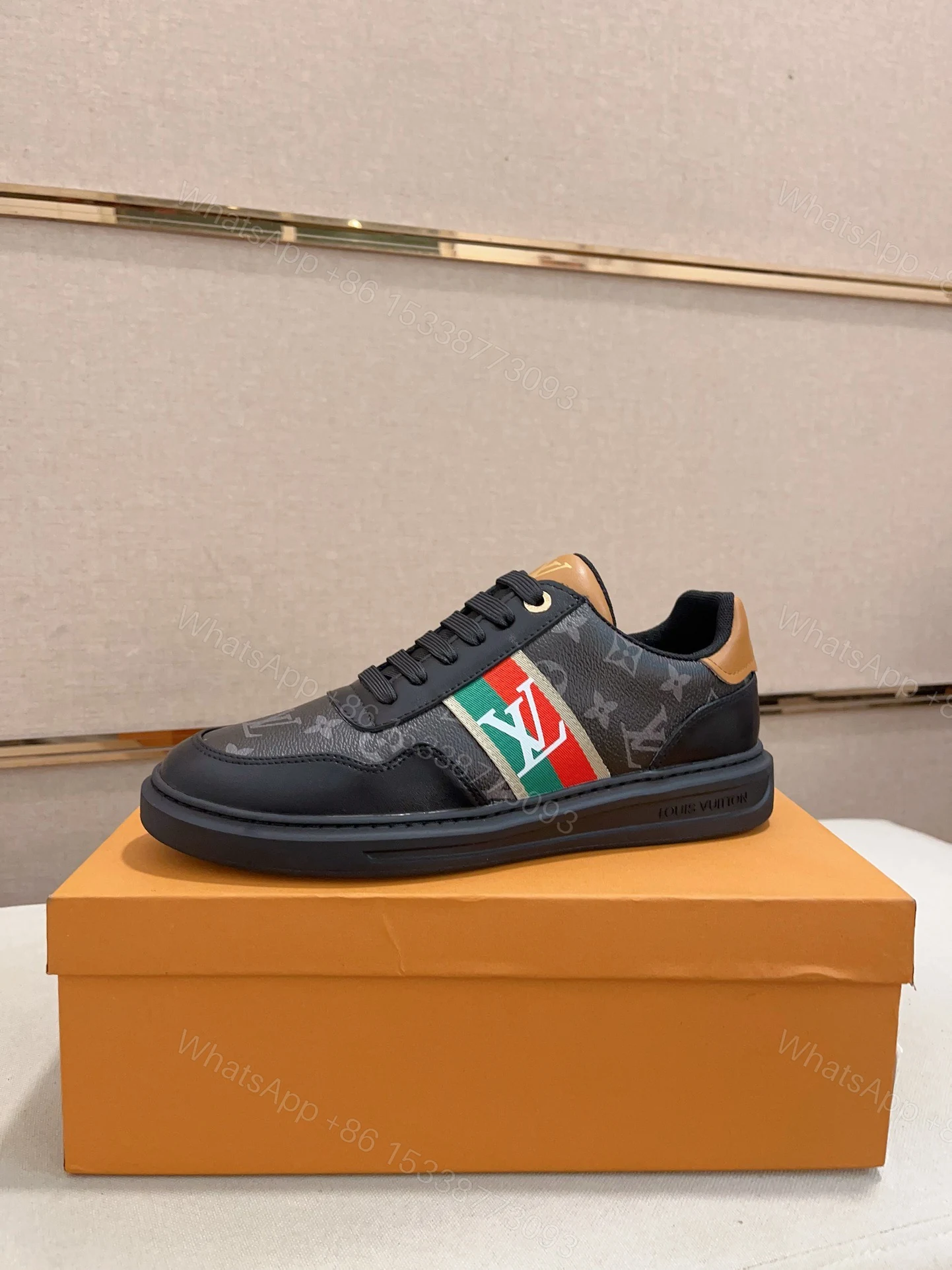 LV 高仿 黑色Monogram拼接休閒鞋 經典設計 — view 1
