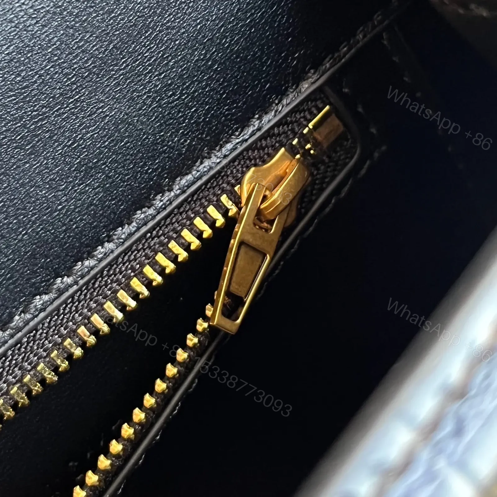 View 13 of 高仿BalenciagaHourglass系列鱷魚皮沙漏包S