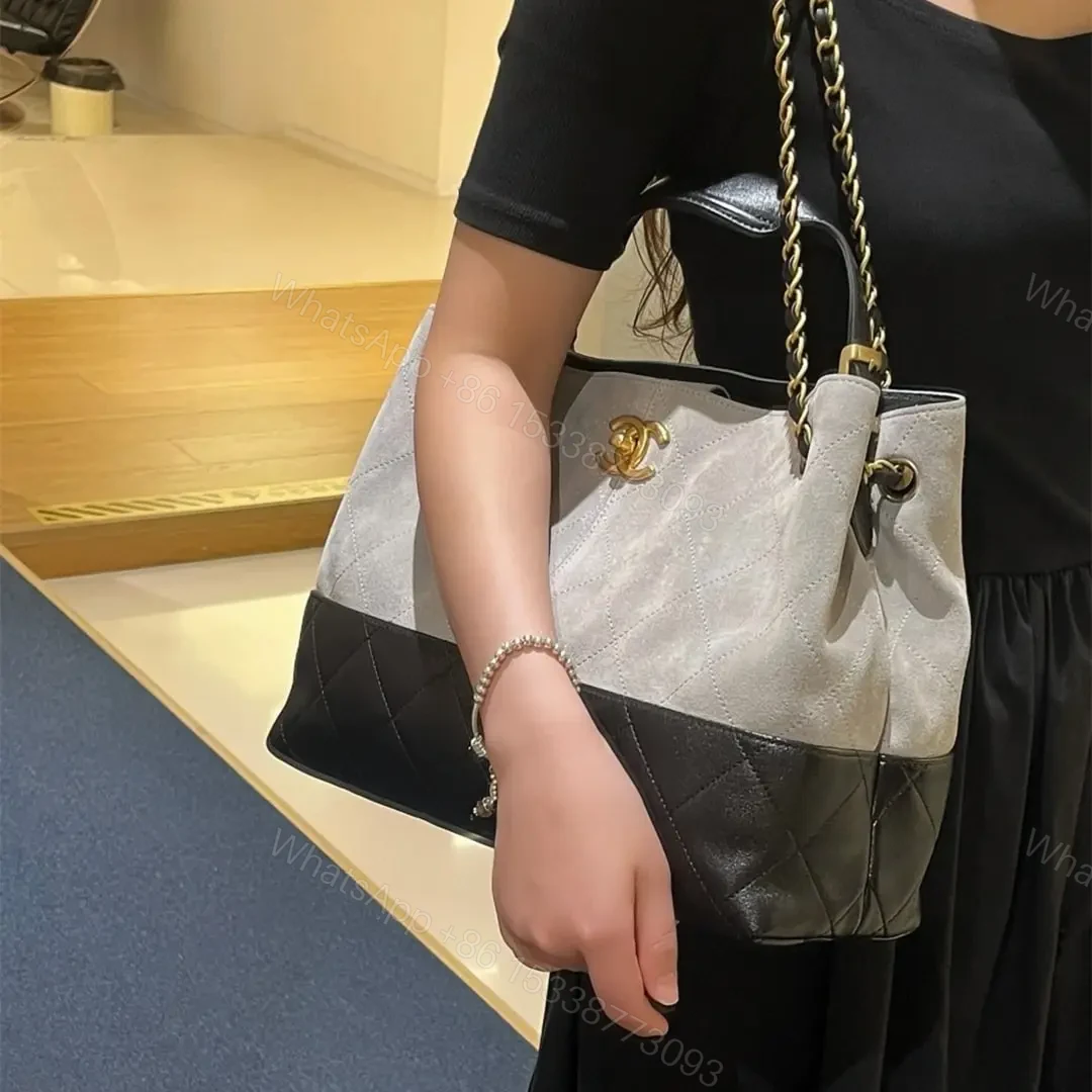 View 22 of 高仿Chanel*25A系列AS5634麂皮拼小羊皮單肩包小號灰色免檢版