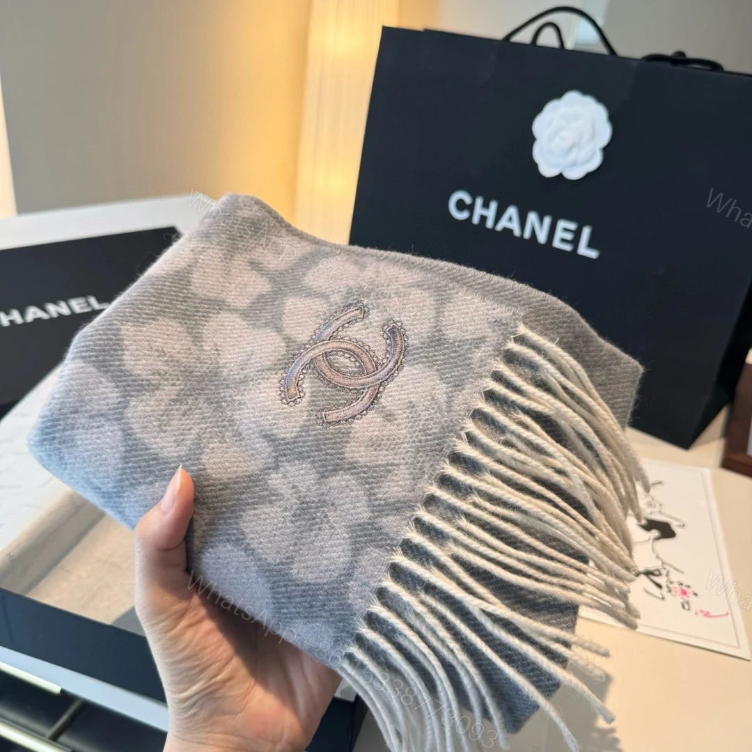 Chanel高仿圍巾銀灰花紋刺繡雙C設計流蘇親膚保暖款 — view 1