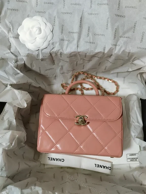Chic Pink Quilted Crossbody: Timeless Luxe Everyday Bag — view 1