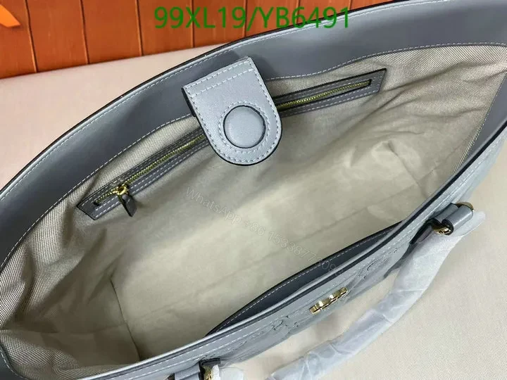 View 8 of Elegant Gucci GG Quilted Grey Matelassé Small Tote YP35VX