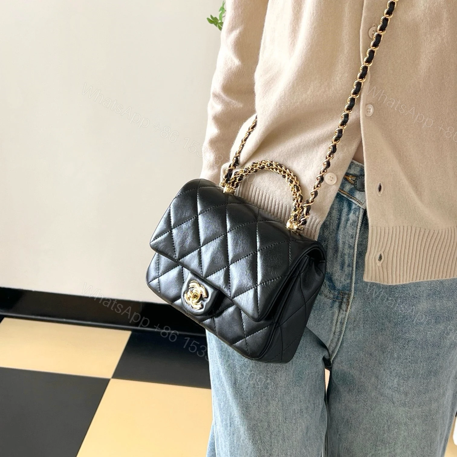 View 18 of 高仿Chanel*24B系列AS5032小羊皮單肩包黑色小號免檢版