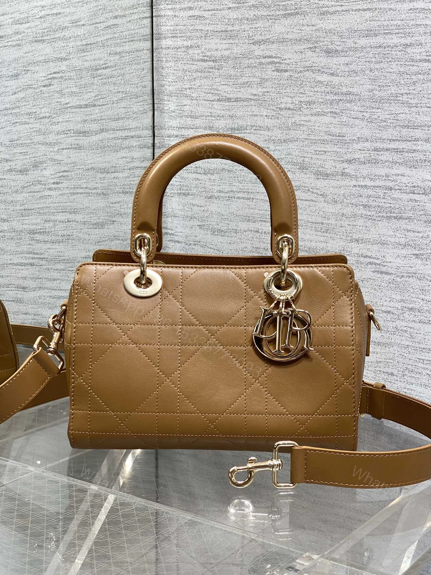 Dior A貨焦糖色小款手提包 經典LOGO吊飾設計百搭款 — view 1