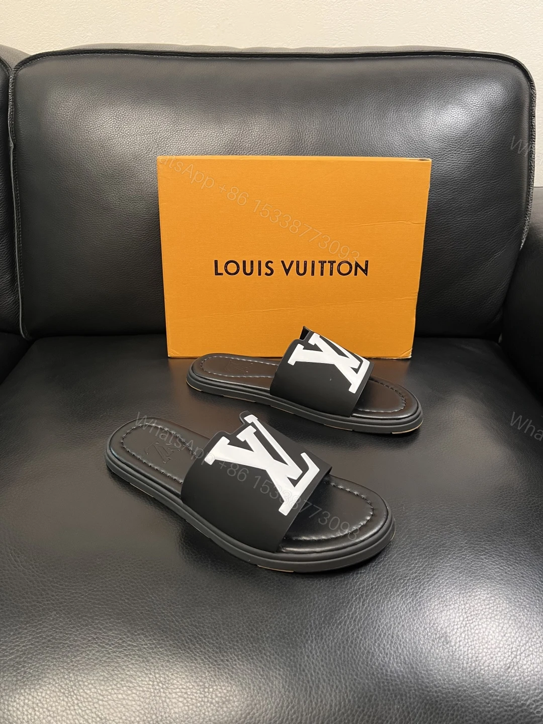 LV A貨 男款拖鞋 黑白LOGO設計 休閒百搭款 — view 1