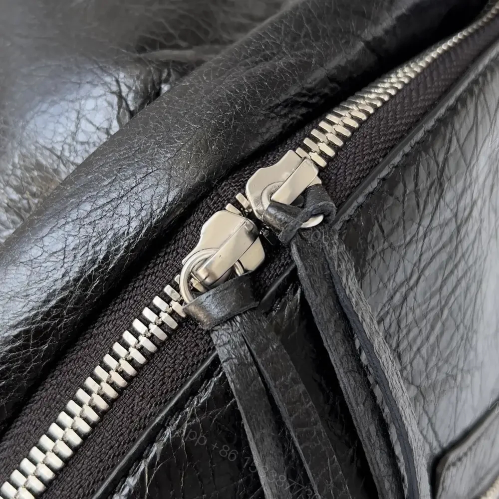 View 7 of 高仿BalenciagaLeCagole系列鉚釘雙肩包