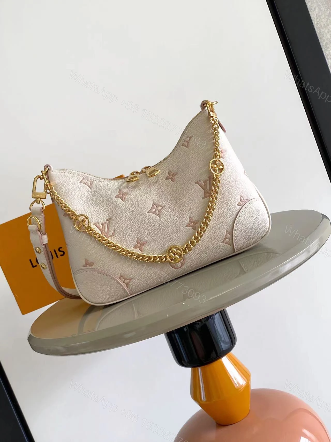 LV 原單 女款 Pochette Métis 白色鏈條斜背包 經典翻蓋包 — view 1