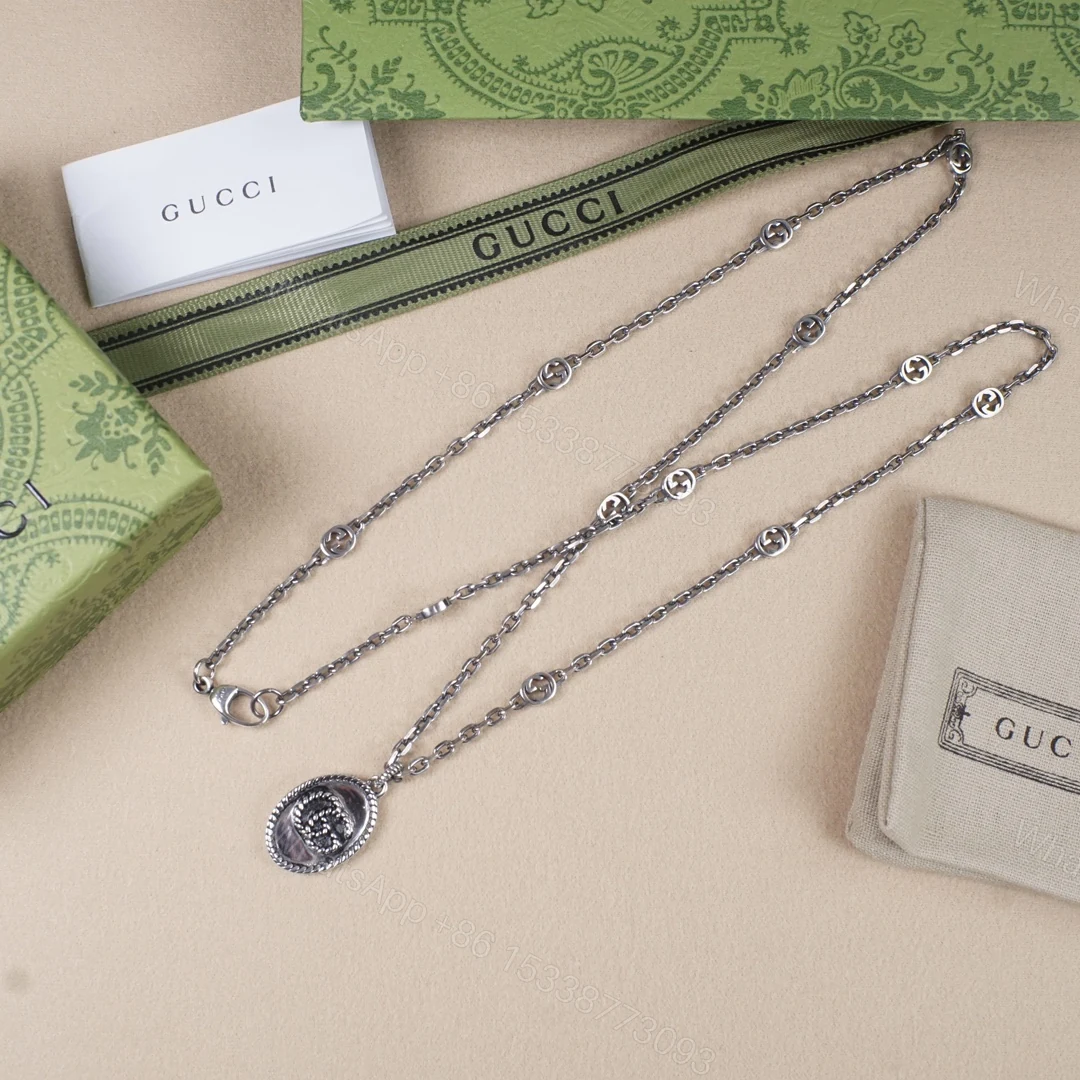 Gucci一比一花卉雕刻圓牌項鏈 復古氣質精品飾品 — view 1