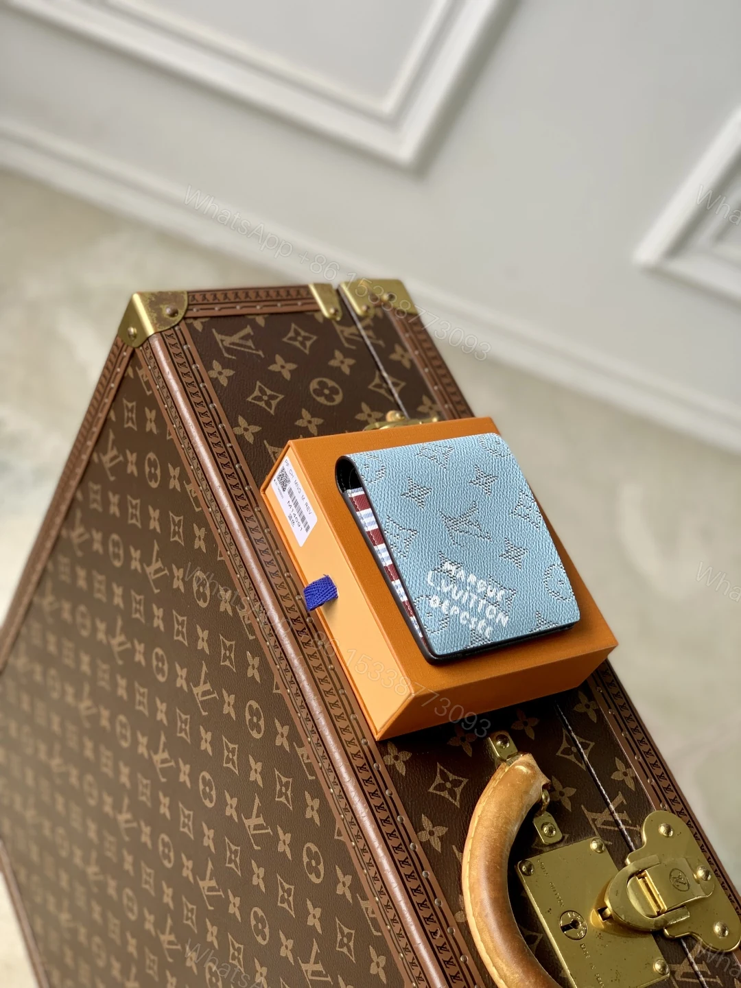 LV 一比一M14691藍色短夾 柔潤手感立體字樣展現品味 — view 1