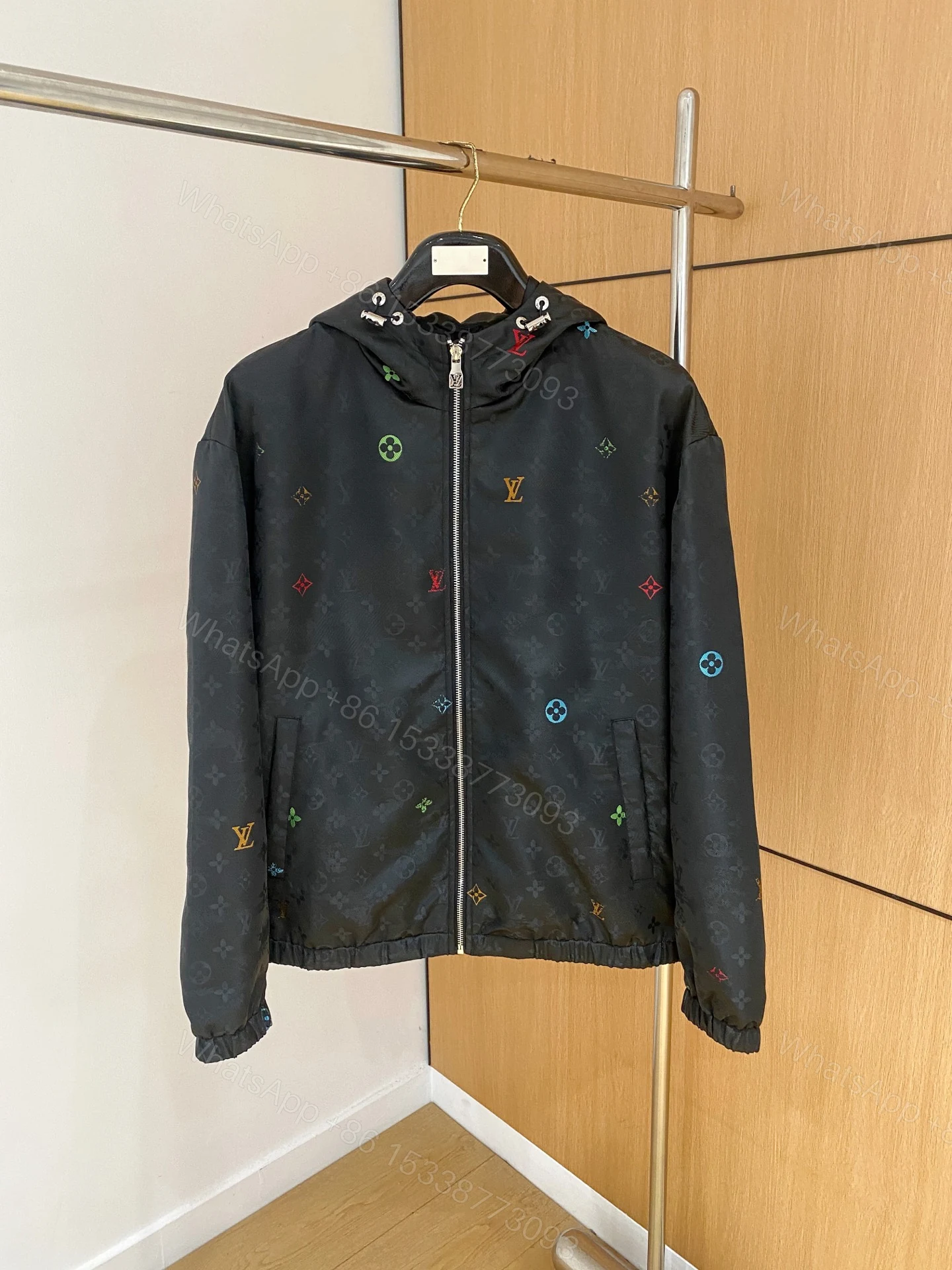 LV A貨連帽外套 黑色彩色Monogram防風款 — view 1