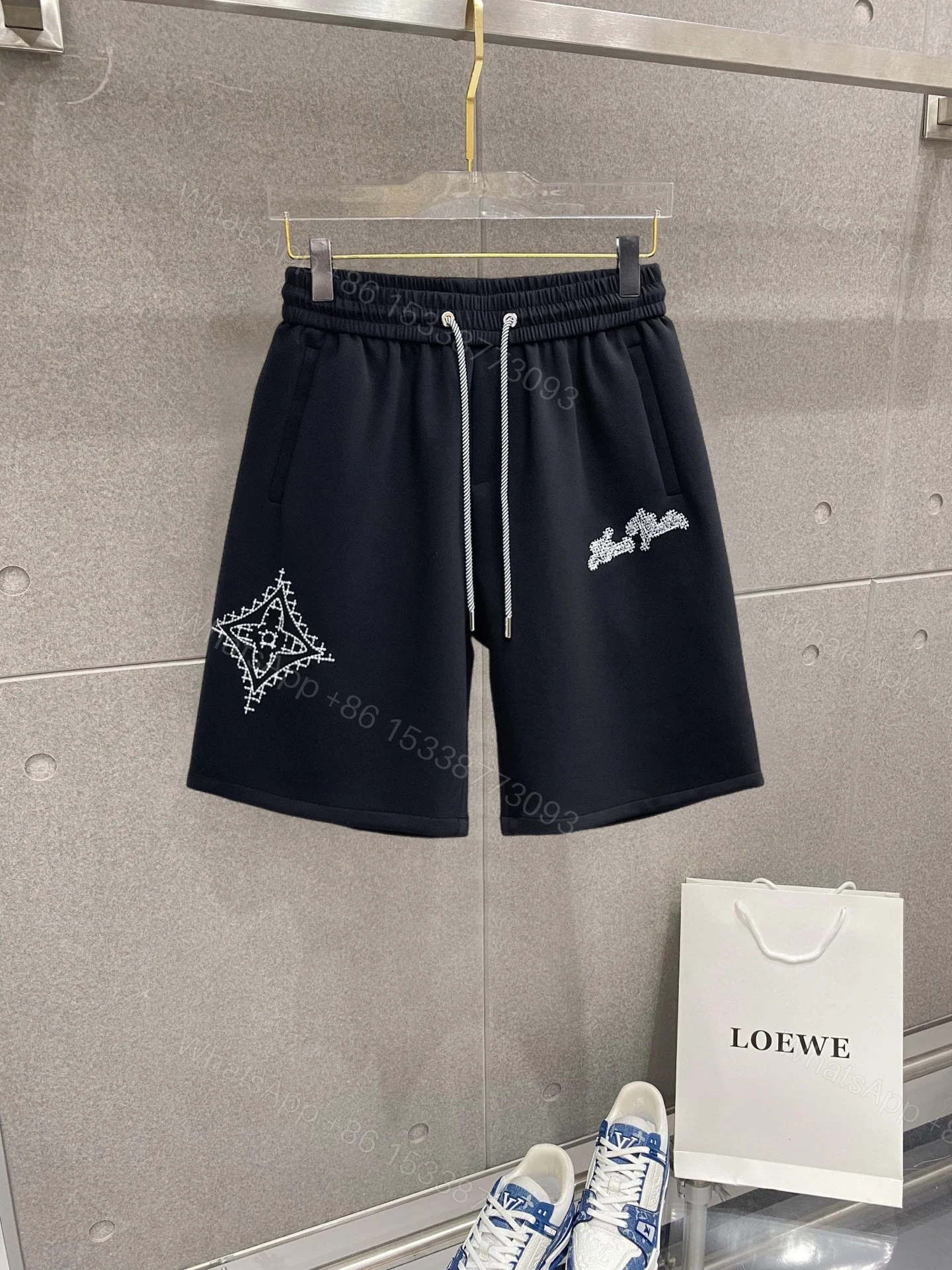 LV 一比一刺繡圖案短褲 黑色簡約高端休閒款 — view 1