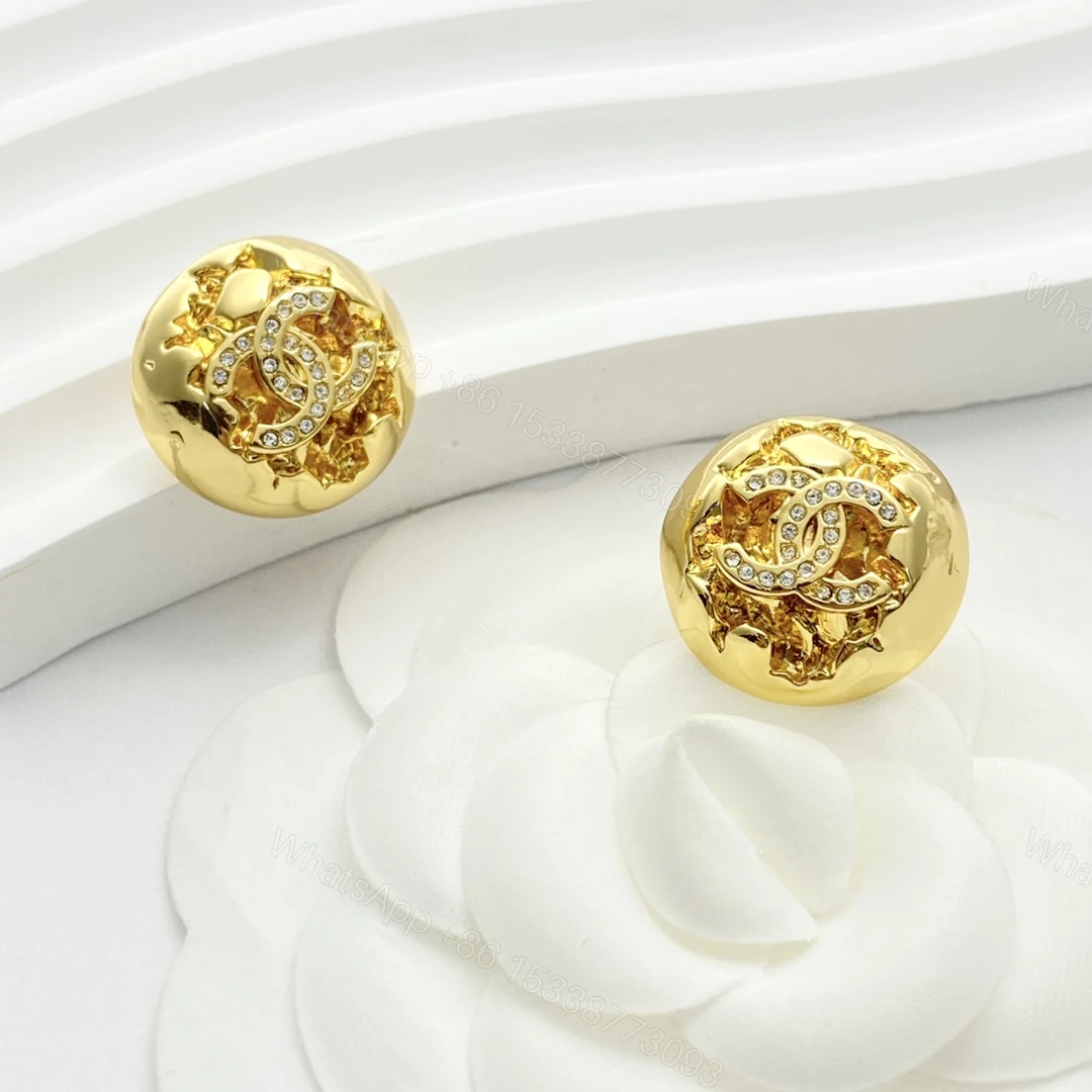 Chanel 原單金色立體耳釘 雙C立體雕花圓形飾品 — view 1