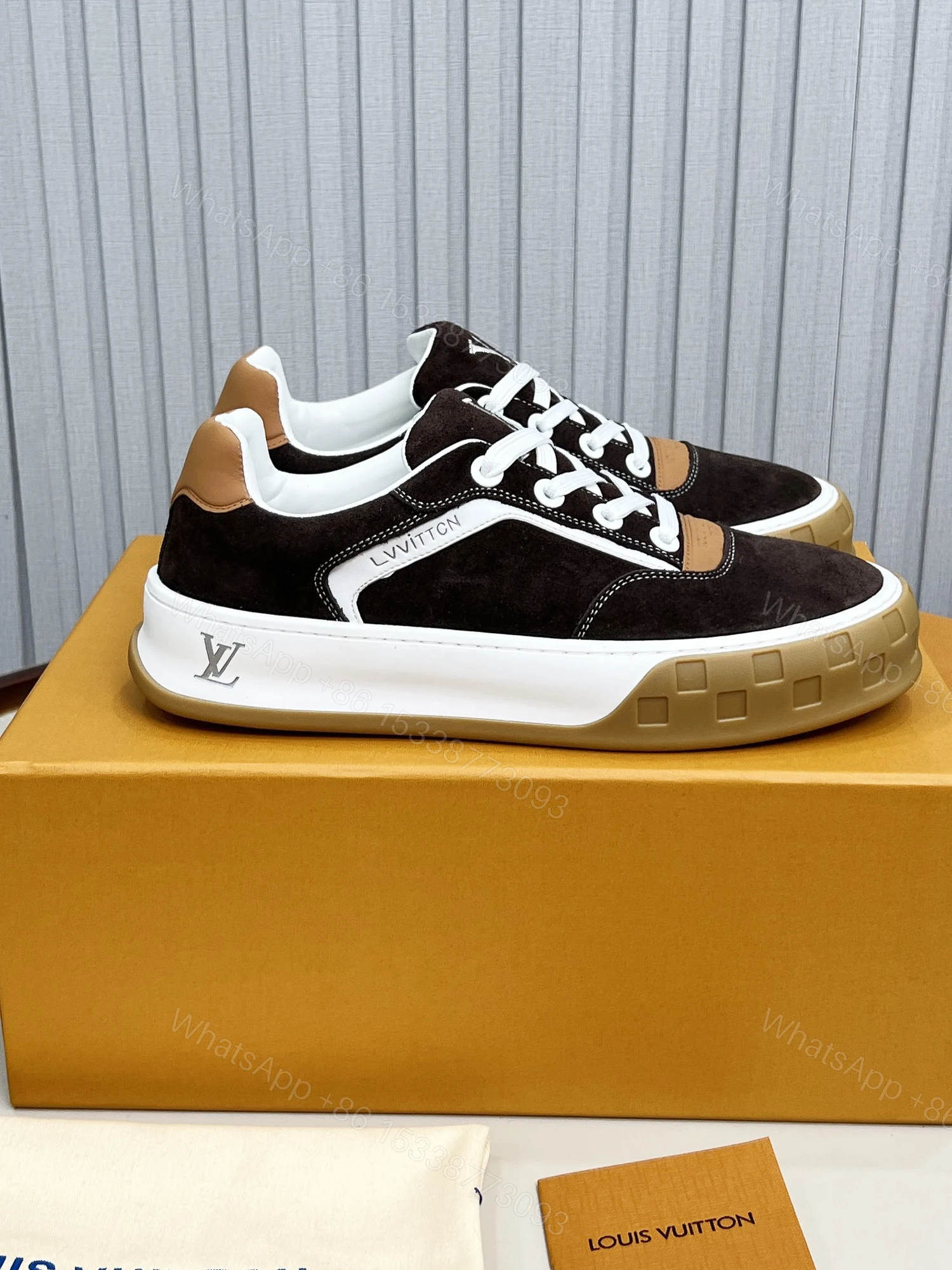 LV 原單麂皮休閒鞋 咖啡色厚底撞色鞋款 品牌復古潮流風格 — view 1