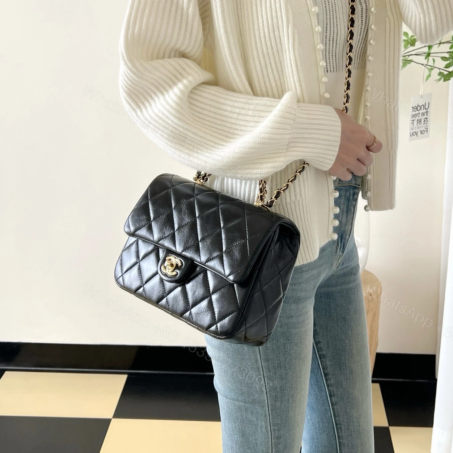View 19 of 高仿Chanel*24B系列AS4166小羊皮郵差包黑色大號免檢版