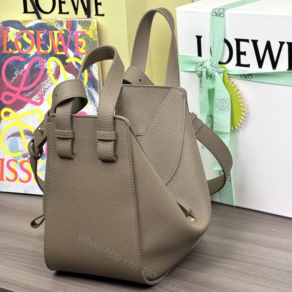 View 3 of 高仿Loewe*Hammock系列3170粒面小牛皮吊床手袋灰褐色小號免檢版
