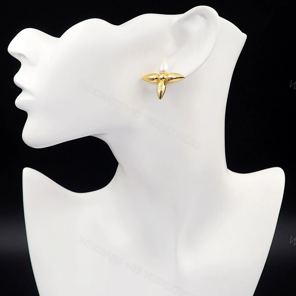 View 4 of LOUIS VUITTON LOUISETTE EARRINGS GOLD AND PEARLY WHITE M00950