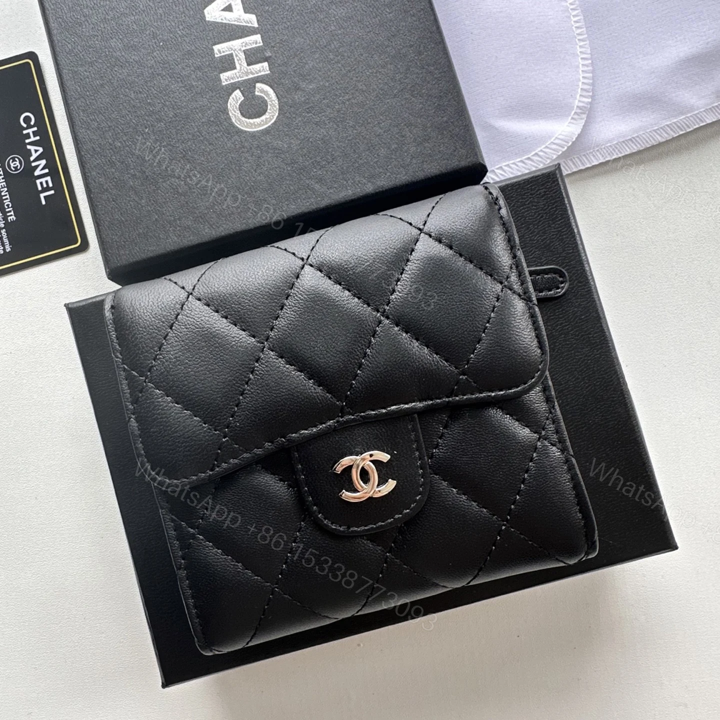 Chanel 高仿女用短夾 經典黑色款式 銀扣菱格壓紋百搭夾款 — view 1