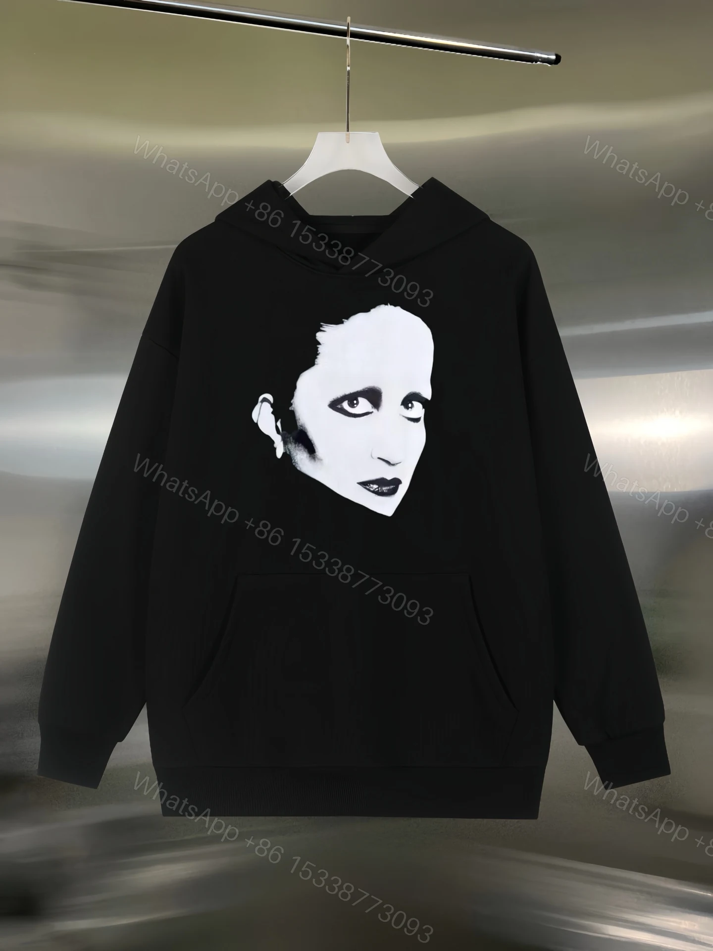 Balenciaga原單男款連帽衛衣 極簡黑底臉部肖像藝術印花 — view 1