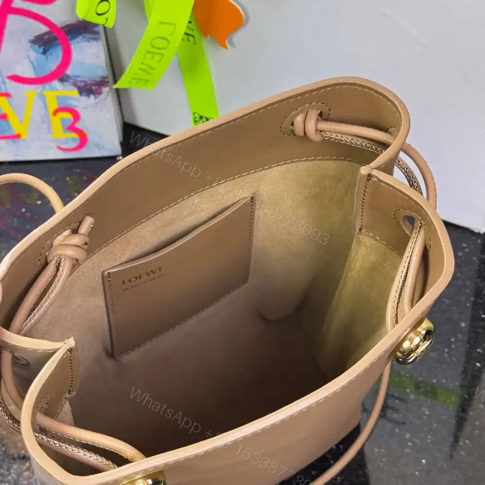 View 9 of 高仿Loewe*Pebble系列3980小牛皮斜跨包橡木色免檢版