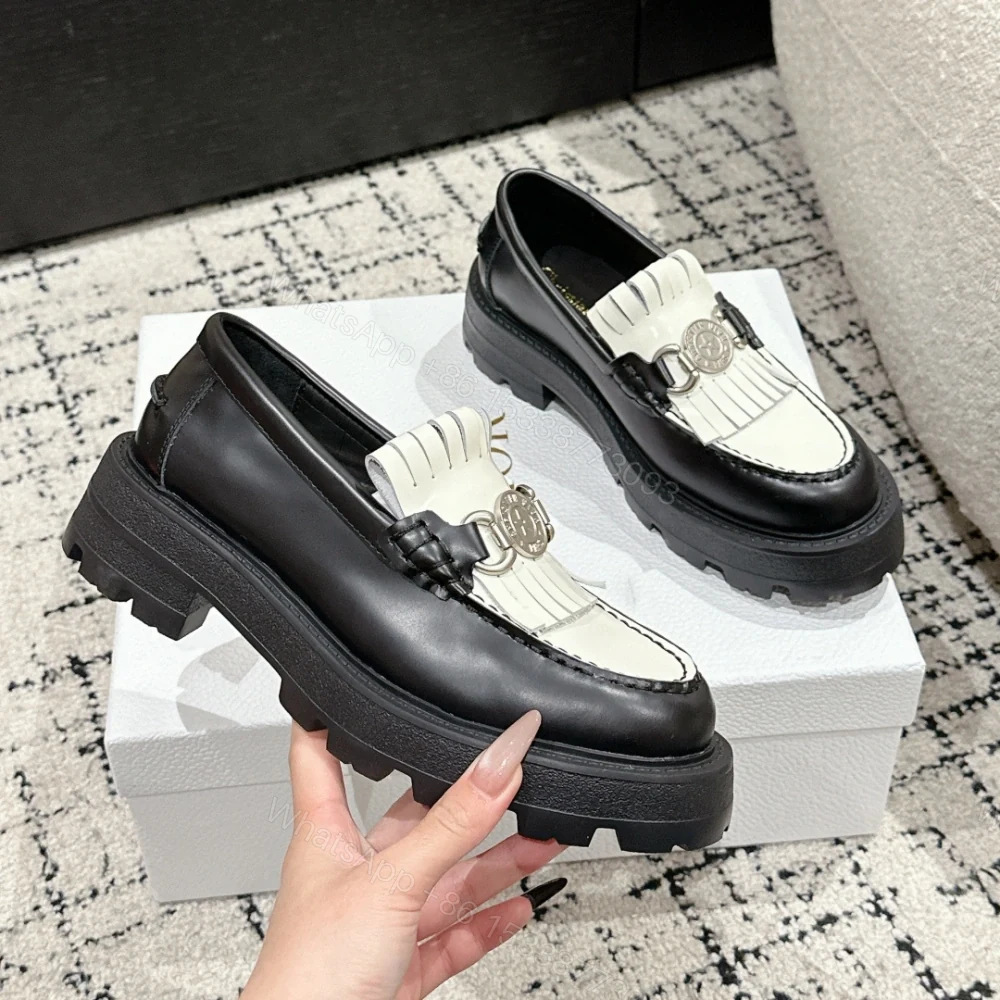 View 5 of 高仿Dior*Emblem系列KDB964女款樂福鞋黑白免檢版