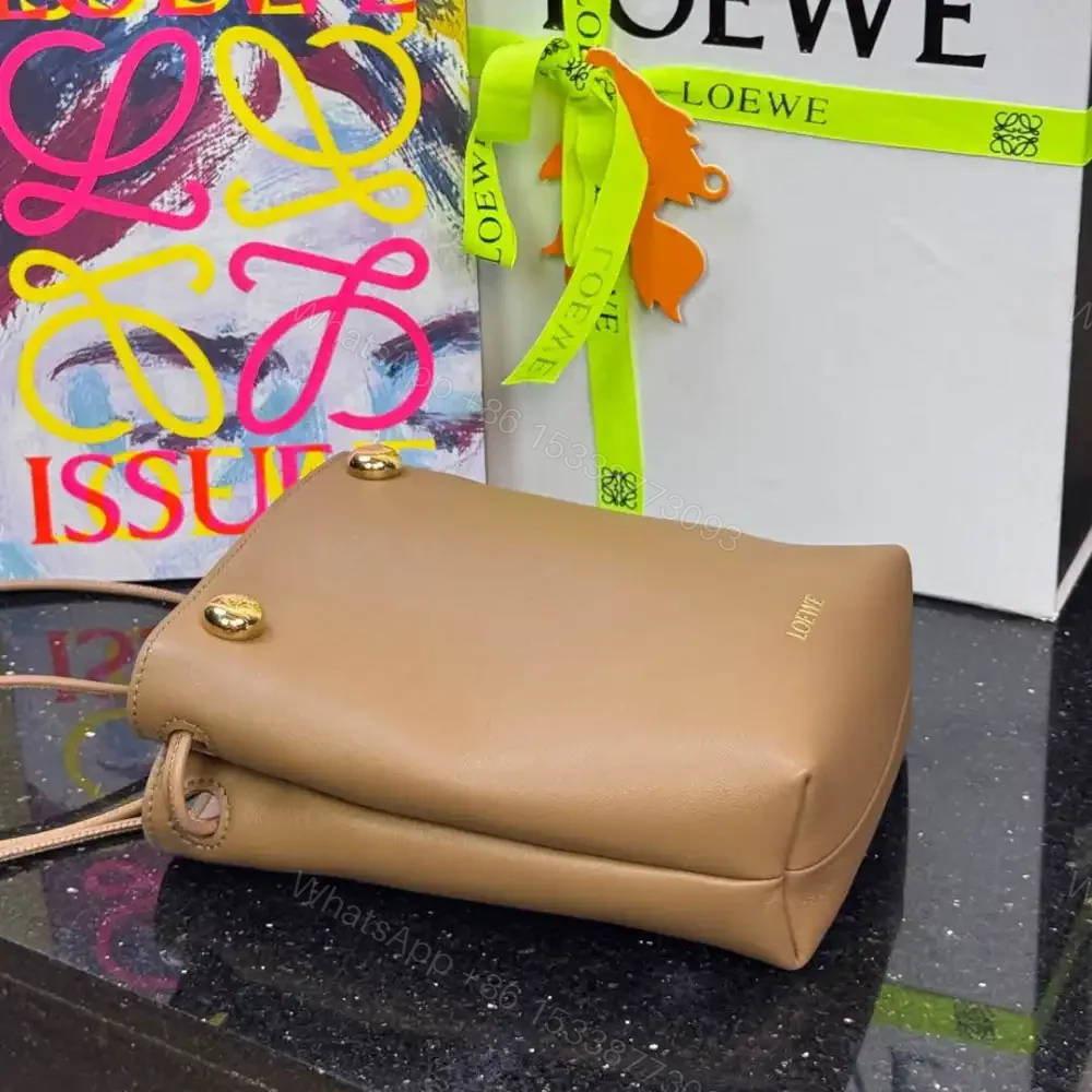 View 8 of 高仿Loewe*Pebble系列3980小牛皮斜跨包橡木色免檢版
