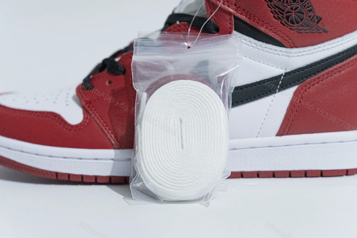 Air Jordan 1 Retro High Chicago (2015) 555088-101 — view 2