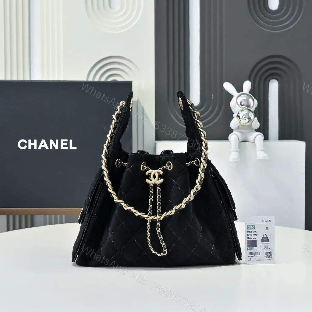 Quilted Black Shoulder Bag: Gold Chain, Luxe Texture, Versatile Style — view 1