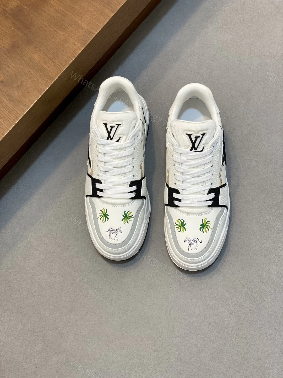 LV 高仿 男款 Trainer 白藍麂皮拼接 刺繡特色運動鞋 — view 1
