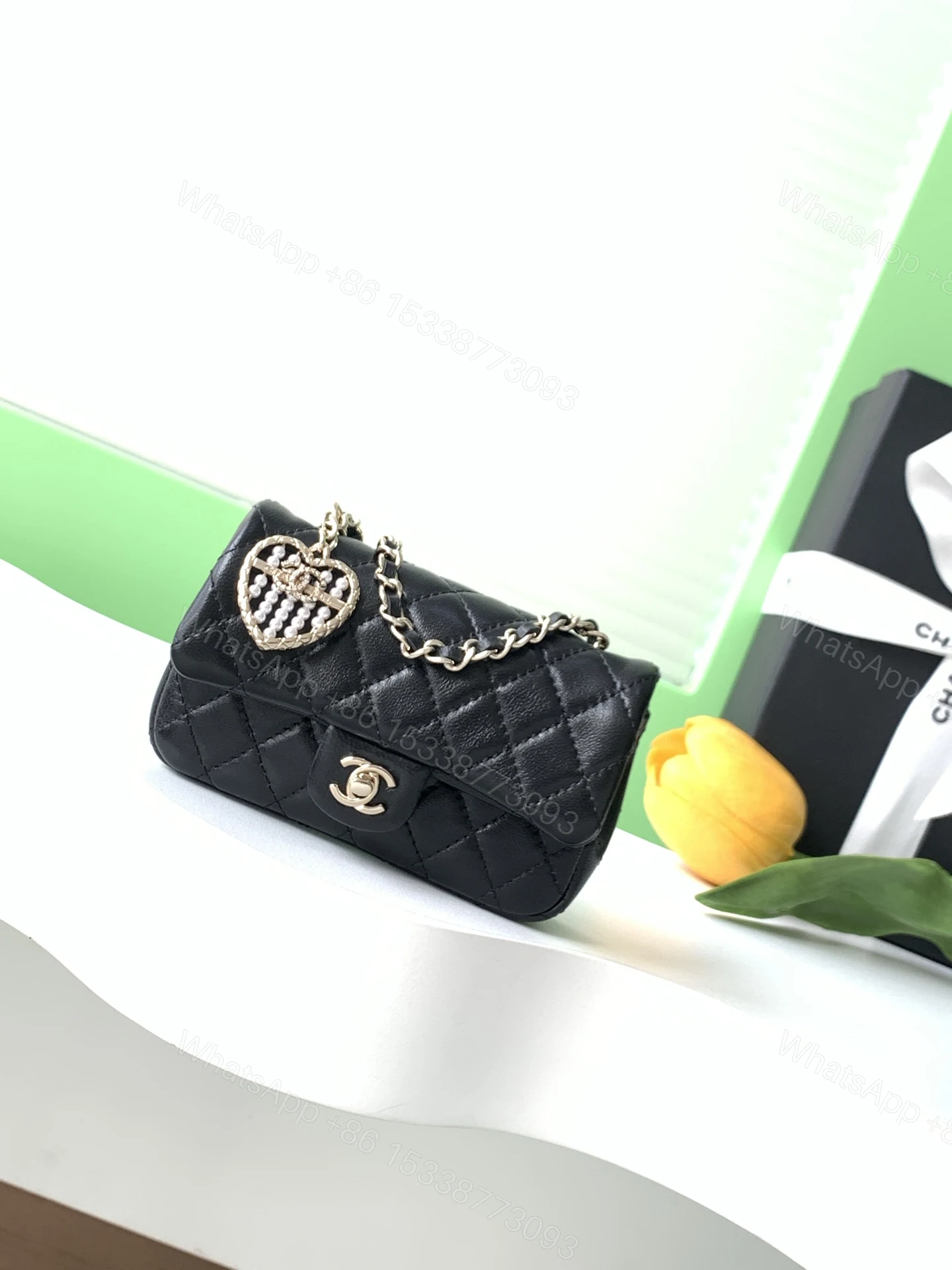 CHANEL 高仿 Classic Flap 黑色經典口蓋包 珍珠心吊飾 — view 1