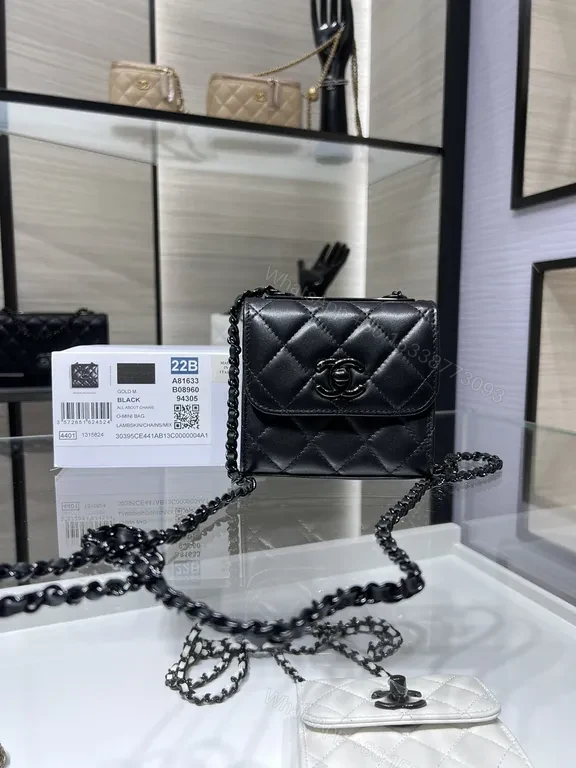 Chanel-Inspired Quilted Crossbody: Sleek All-Day Chic Bag — view 1