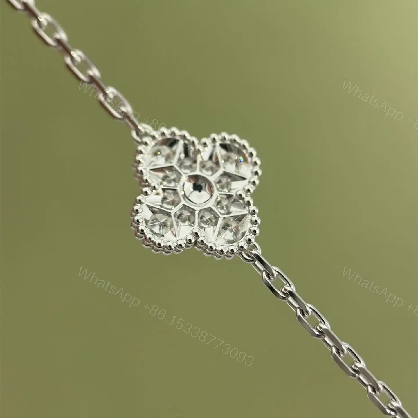 View 13 of 高仿首飾VanCleef&Arpels*RA415000五花滿鑽白金手鏈