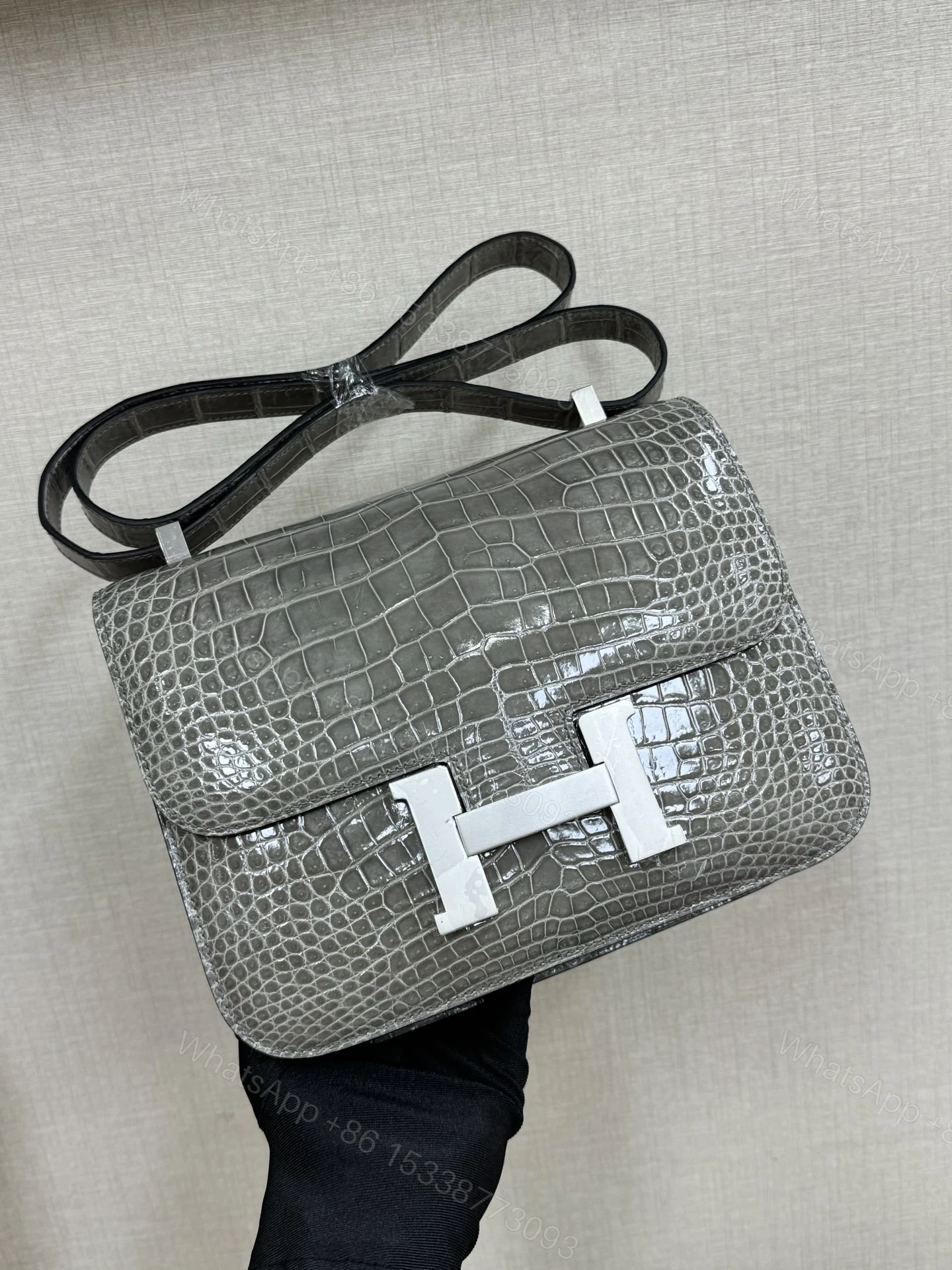 Hermes 高仿 女款 Constance 灰色鱷魚紋斜背包 高端輕奢風 — view 1
