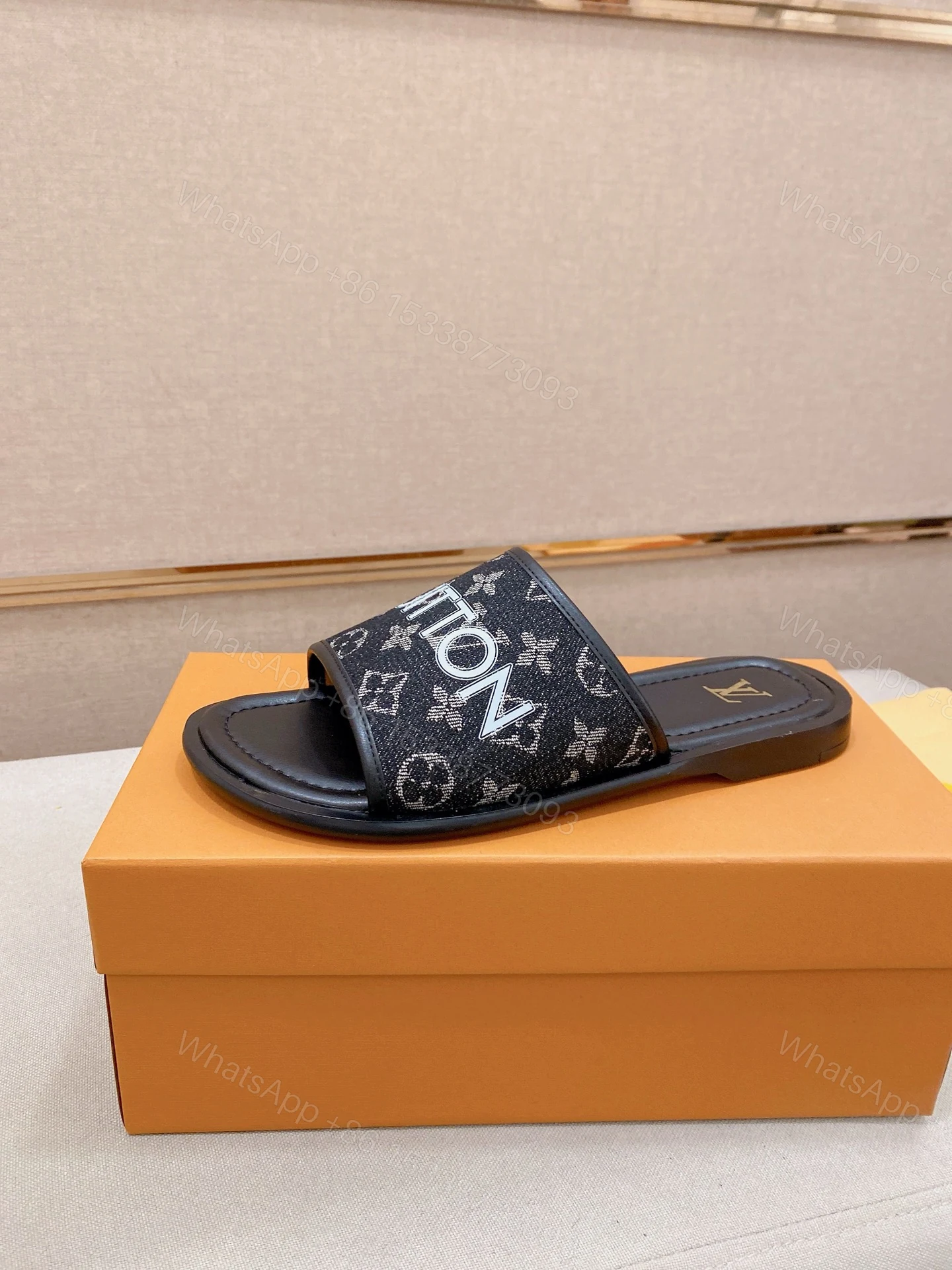 LV 一比一 男款拖鞋 深藍牛仔設計 潮流休閒百搭款 — view 1