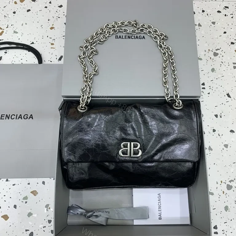 Chic Leather Shoulder Bag: Black, Chain Detail, Luxe Everyday — view 1