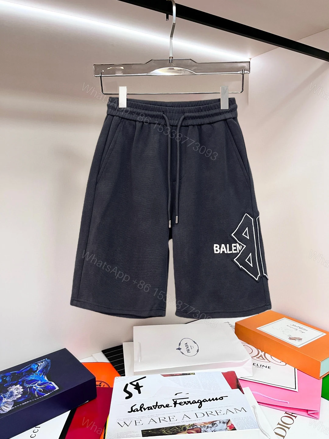 Balenciaga 高仿 男款運動短褲 字母印花寬鬆款 休閒街頭風 — view 1