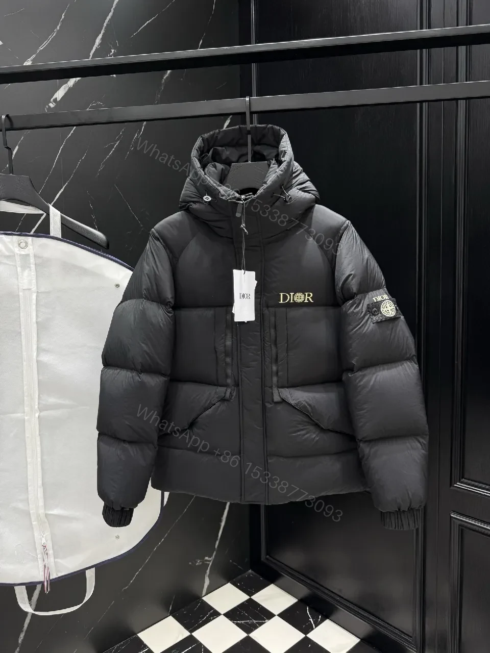 Bold Puffer Parka: Luxe City-Warmth, Signature Branding — view 1