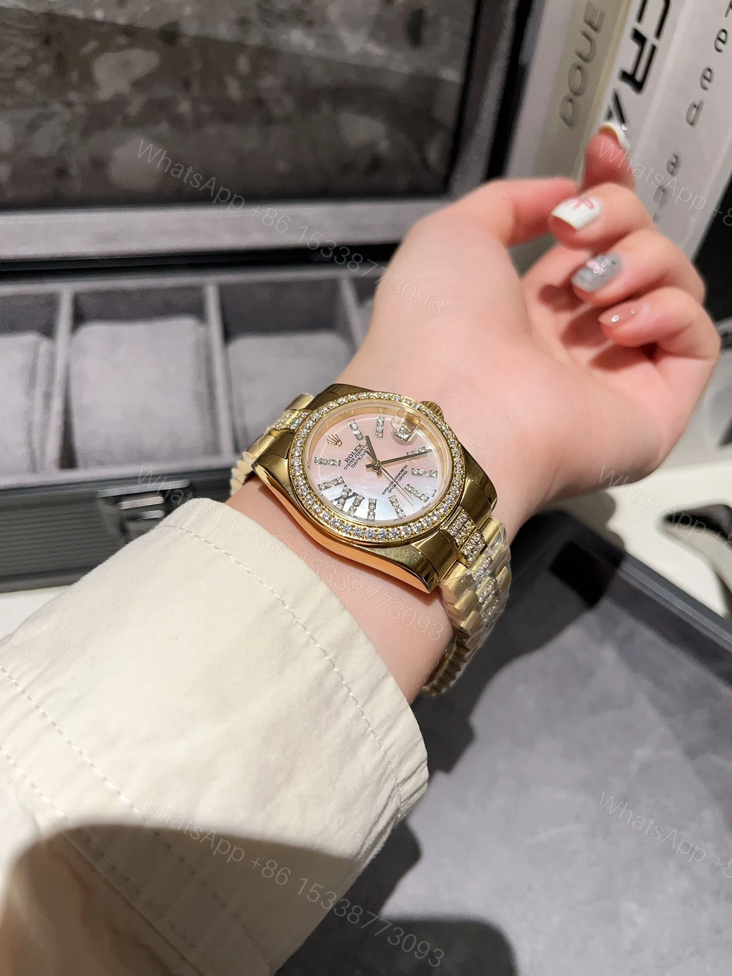 View 4 of Rolex Datejust Diamond In Gold With Pinl Dial 31Mm