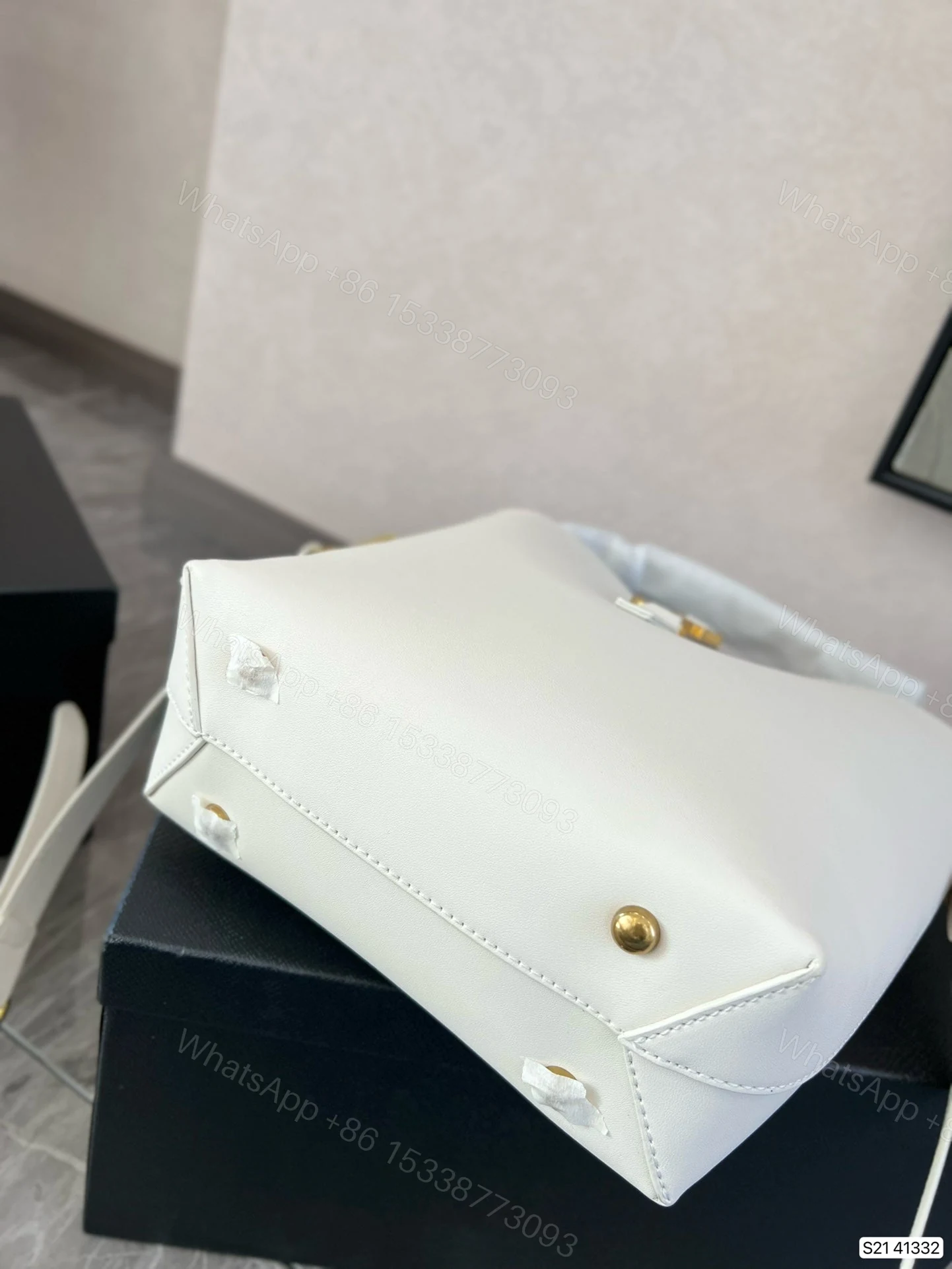 View 8 of YSL LE 5 À 7 SUPPLE SMALL IN GRAINED
