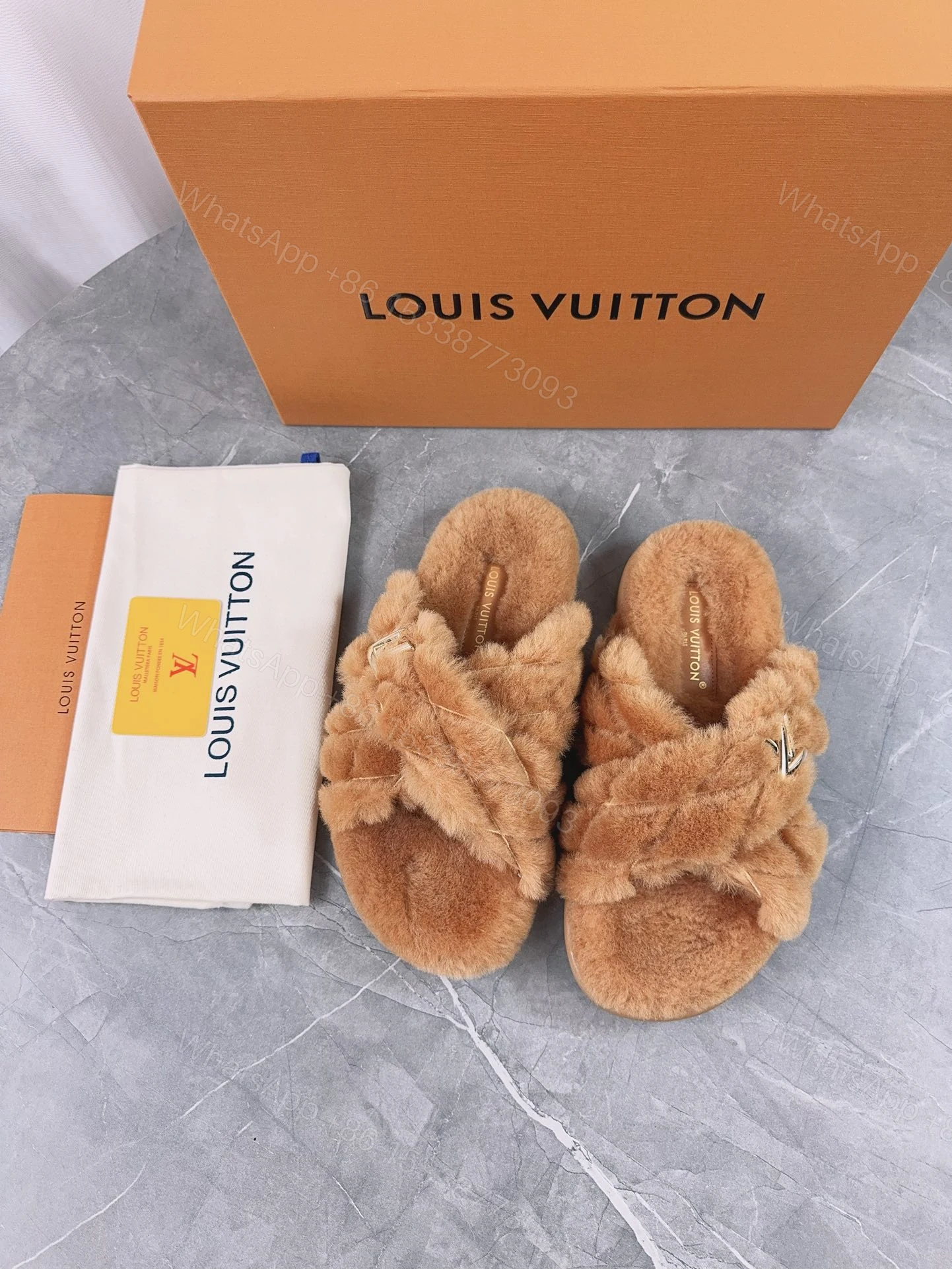 LV 高仿毛絨交叉拖鞋 焦糖棕款 時尚保暖 — view 1
