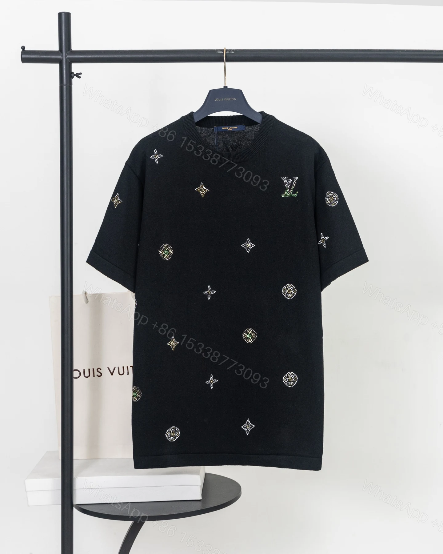 LV 原單男款滿版水鑽Logo針織短袖 時尚精品上衣 — view 1