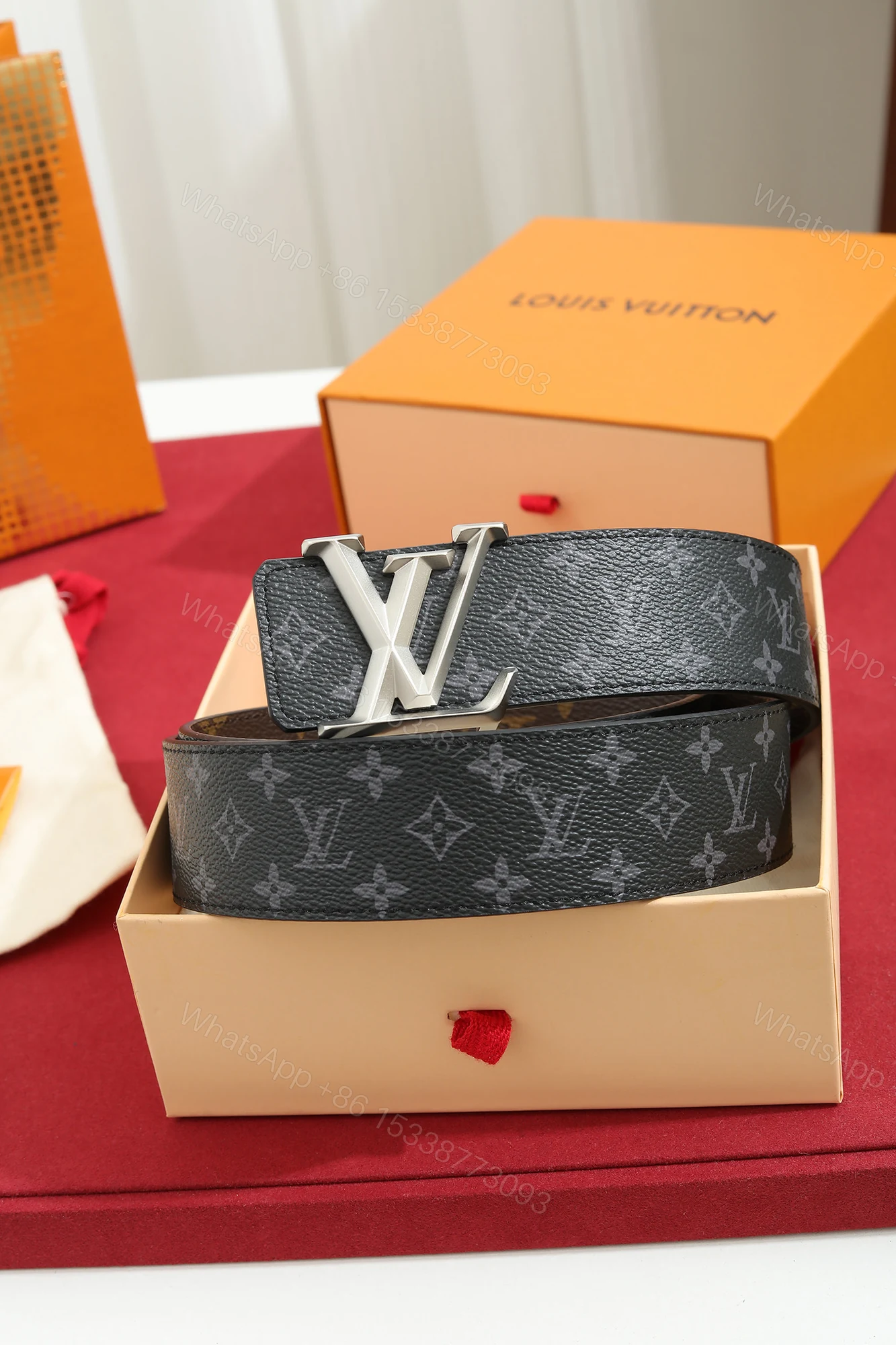 LV A貨男款黑灰Monogram皮帶 霧銀LV字母扣百搭款 — view 1