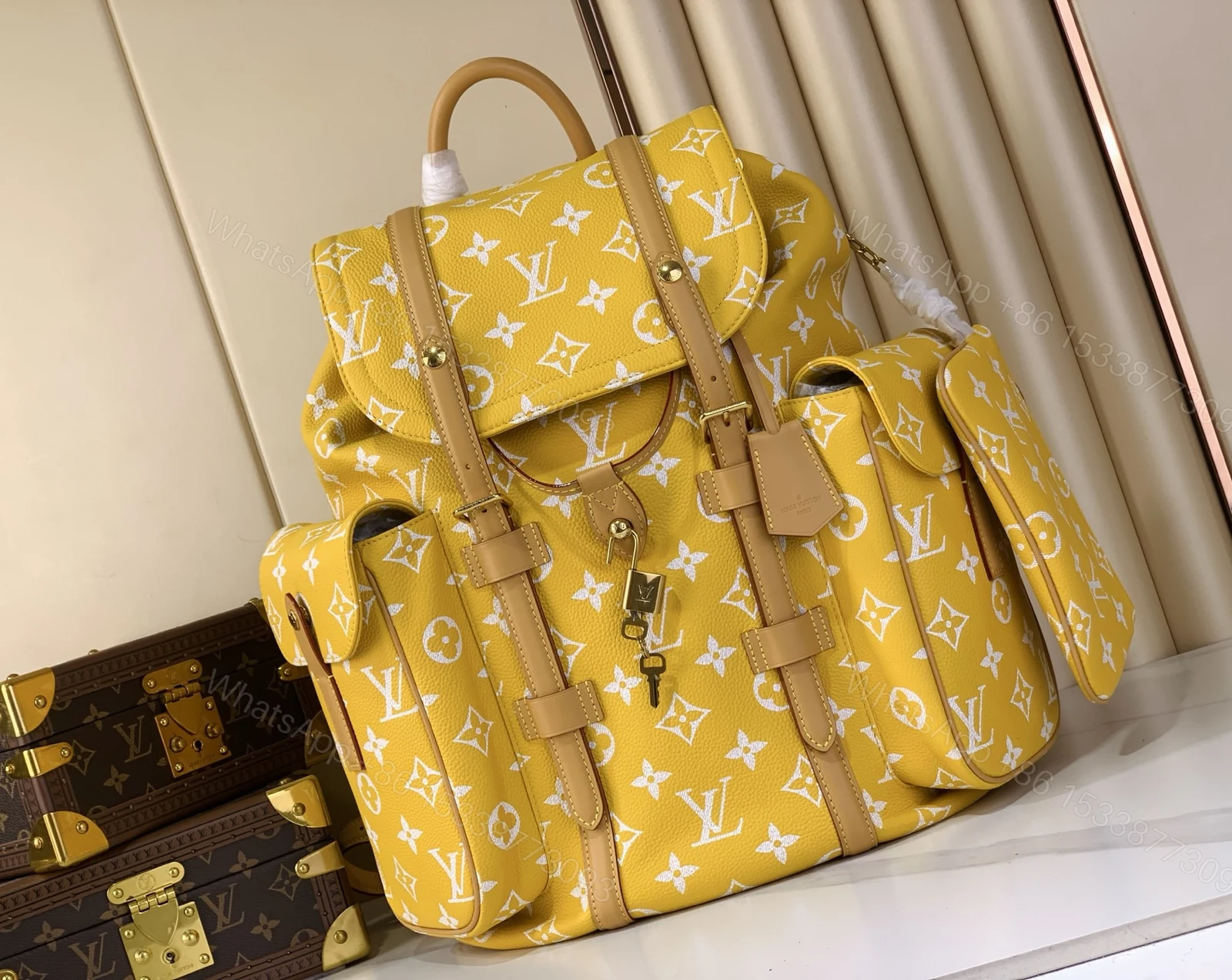 LV 高仿 女款 後背包 黃色印花設計 潮流大容量款 — view 1