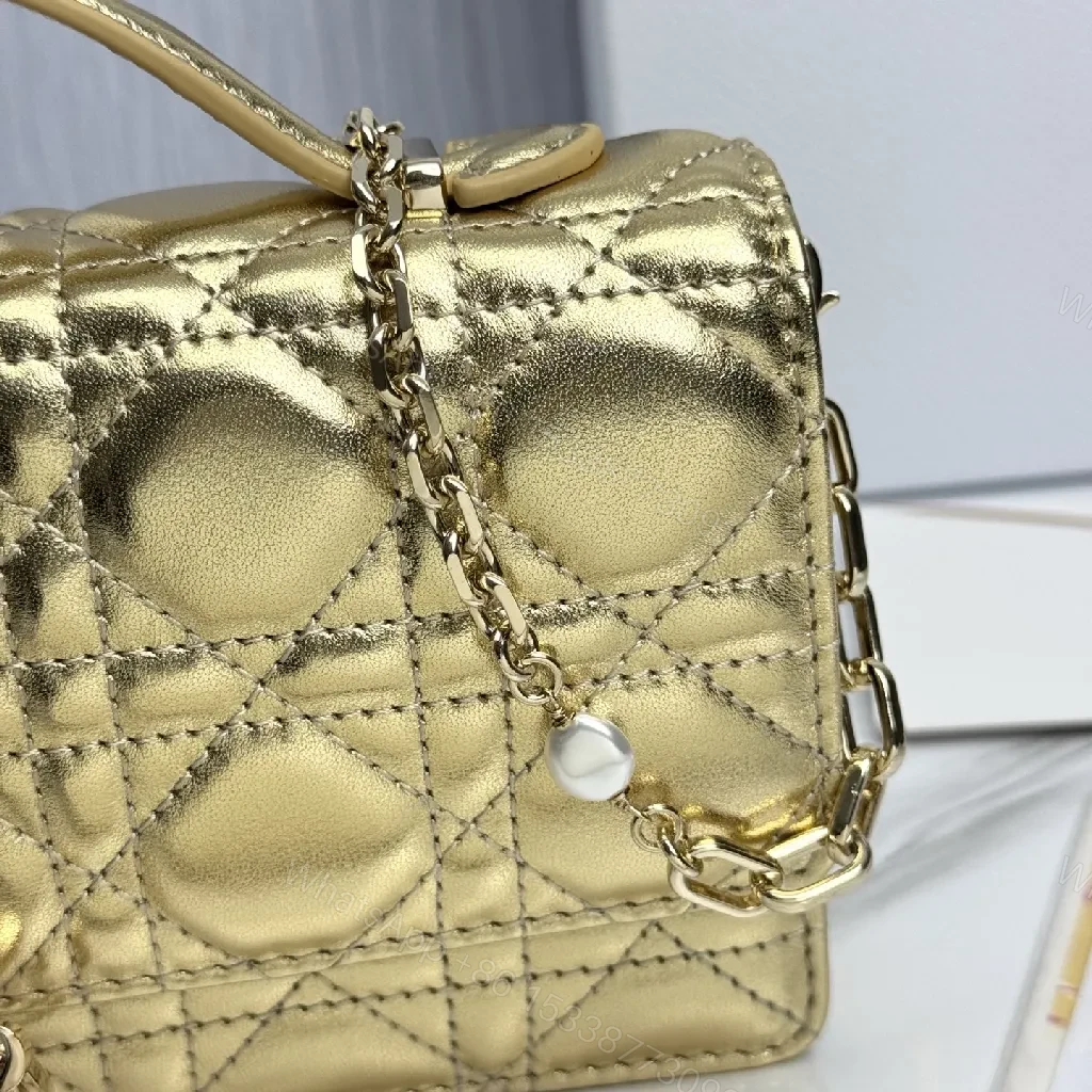 View 4 of Gold-Textured Chain Bag Deluxe: Ultra-Luxe, All-Day Shine, Compact
